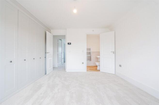 5 bed Detached for sale Image 12