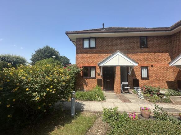 2-bed flat on Weston Close, Potters Bar, £370,000