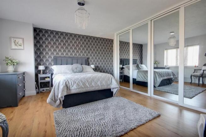 4 bed Detached for sale Image 11