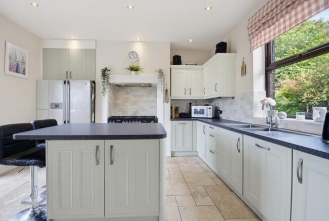 4 bed Detached for sale Image 11