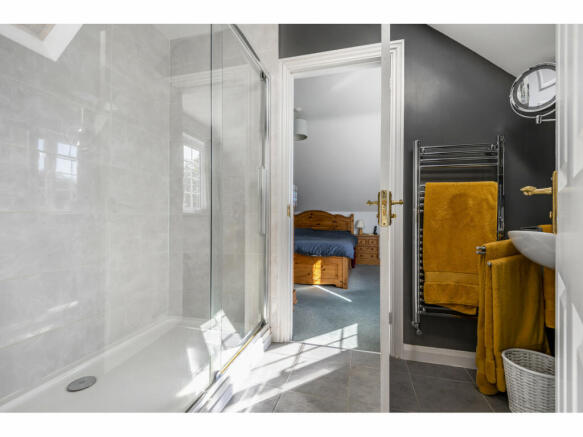 Jack N Jill Shower Room / En Suite Shower Room