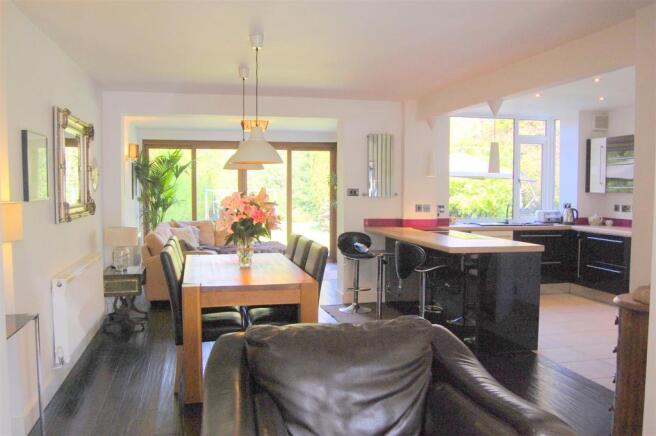 KITCHEN/DINING AREA