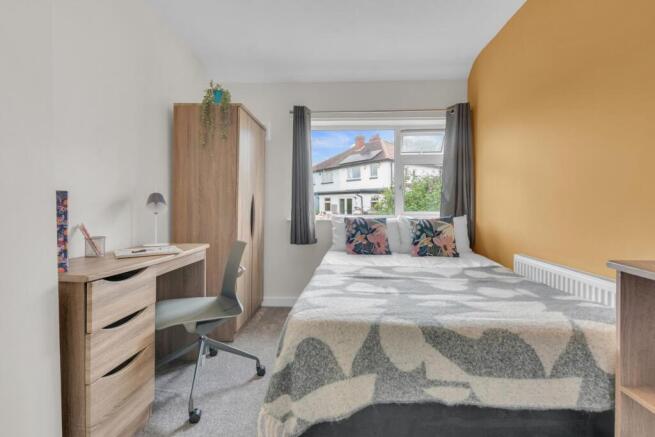 4 bed House to rent Image 6