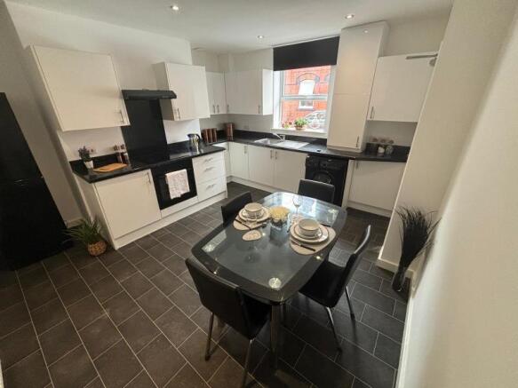 4 bed Terraced to rent Image 5