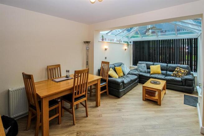 SITTING/DINING ROOM
