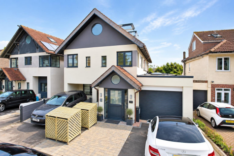 Generous apartment with great views on Arbutus Drive, BS9