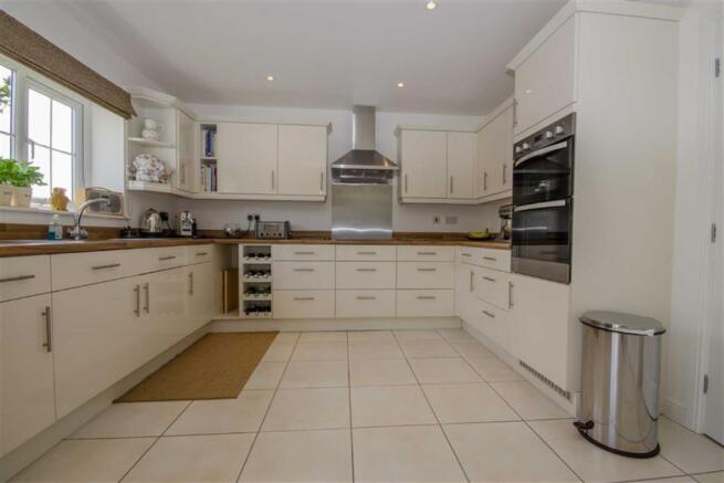 KITCHEN/BREAKFAST ROOM