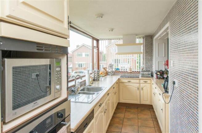 GOOD SIZED KITCHEN
