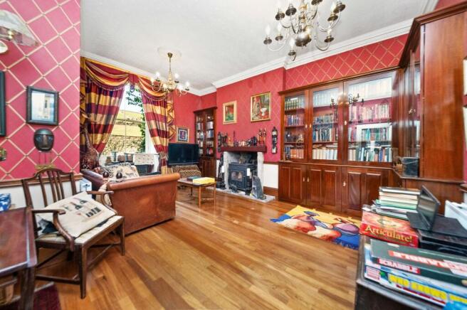 6 bed Detached for sale Image 10
