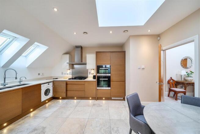 Kitchen/Breakfast Room: