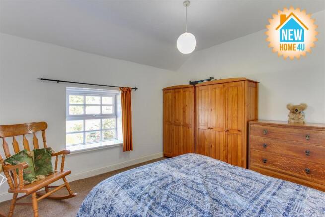 MAIN BEDROOM:
