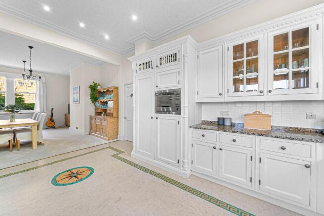5 bed House for sale Image 6