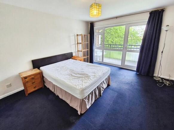 Living Room / Bed...