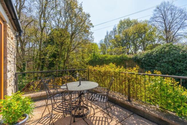 5 bed Detached for sale Image 7