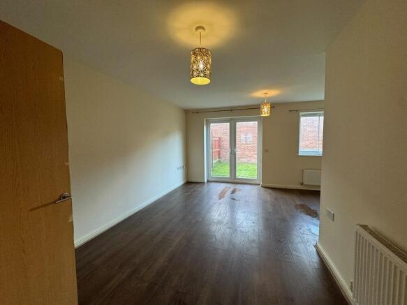 Semi-Detached to rent Image 4