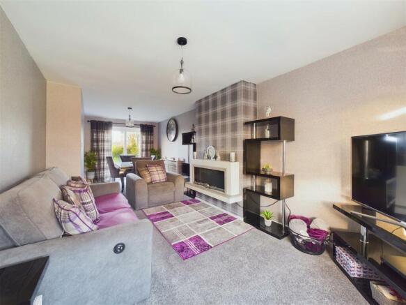 SITTING ROOM/DINING AREA
