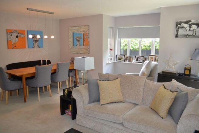 LOUNGE/DINING ROOM