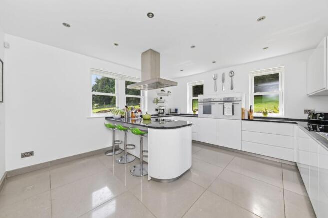 4 bed Detached for sale Image 12