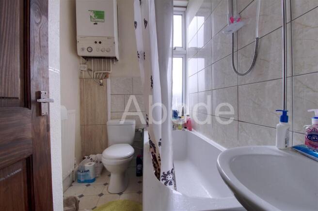 4 bed House to rent Image 8