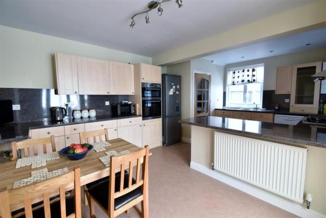 Kitchen/Dining Room: