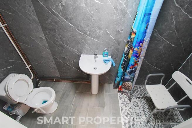 4 bed House to rent Image 6