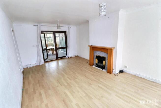OPEN PLAN LOUNGE/DINING ROOM
