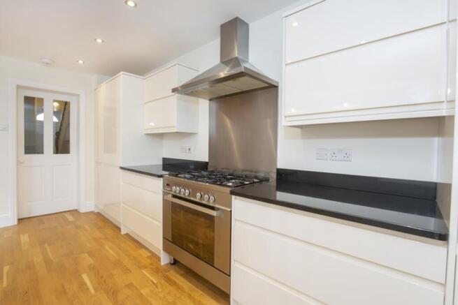 4 bed Terraced to rent Image 5