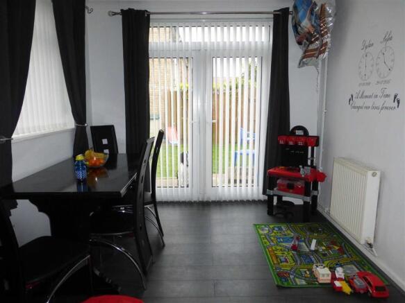LOUNGE/DINING AREA