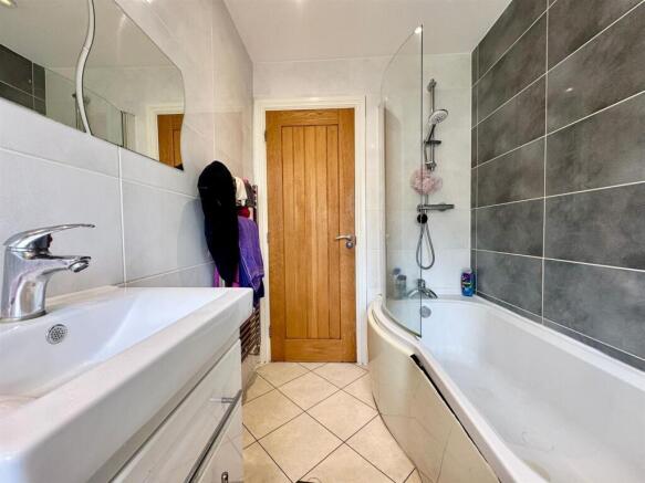 Family bathroom (2).jpg