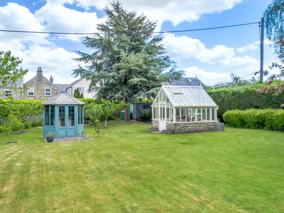 5 bed Detached for sale Image 8