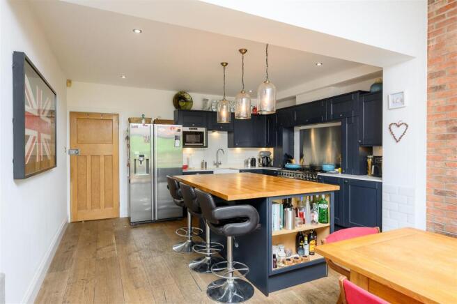 3 bed Semi-Detached for sale Image 8