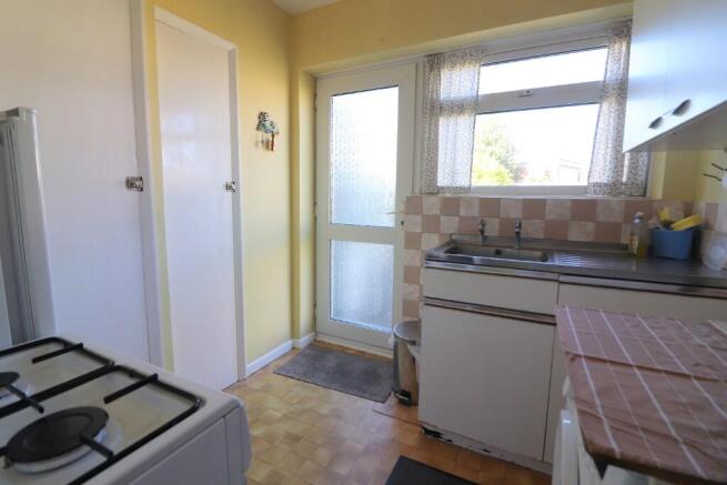Laburnum Grove, Warden Hills, Luton, LU3 2DP photo 4