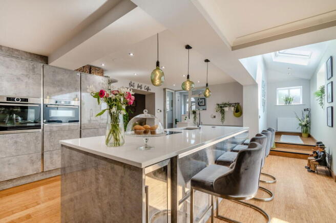 5 bed Detached for sale Image 5