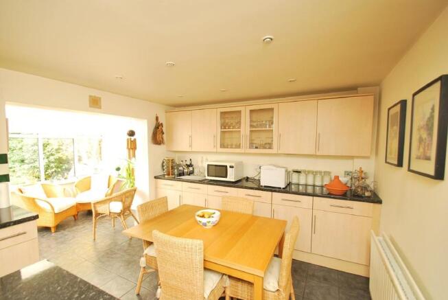 Breakfast/kitchen
