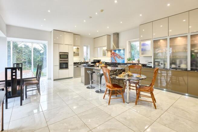 8 bed Detached for sale Image 12