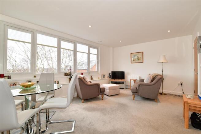 Lounge / Dining Area