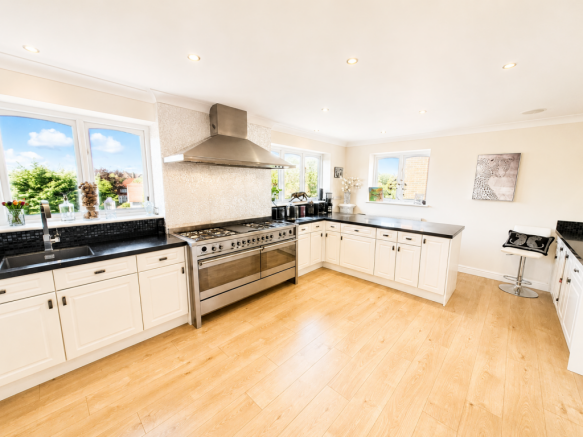 6 bed Detached for sale Image 8