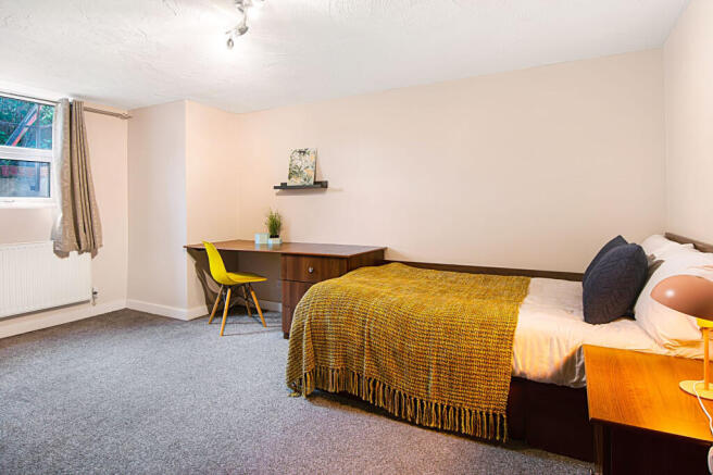 8 bed House to rent Image 4