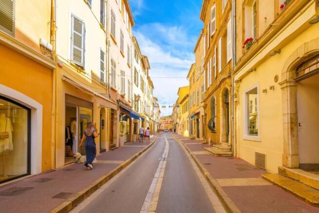saint tropez saint-tropez france alley mediterrane