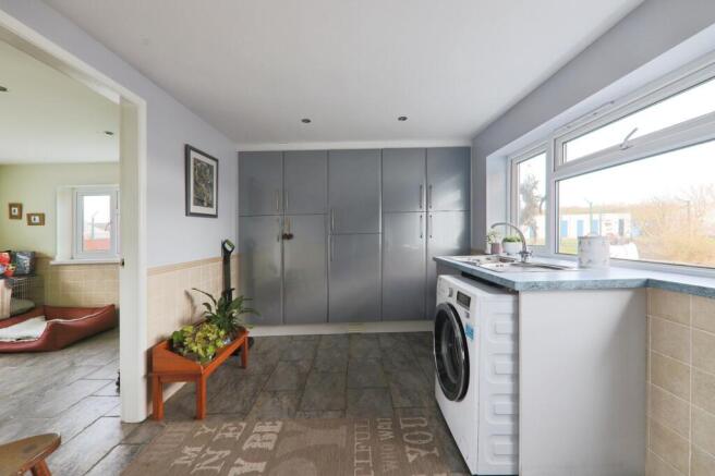 5 bed Detached for sale Image 8