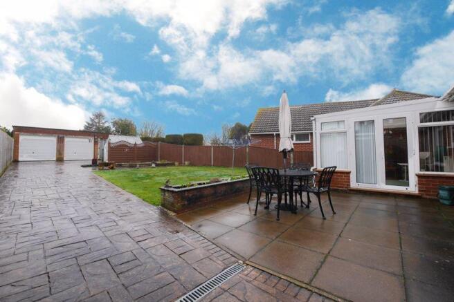DRIVEWAY / GARDEN