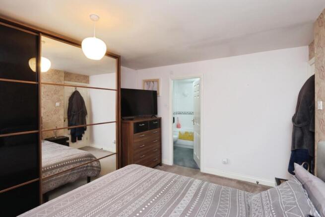 5 bed Detached for sale Image 11