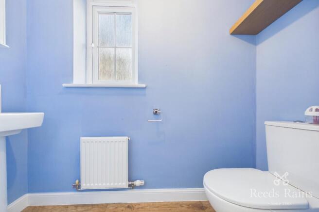4 bed Detached to rent Image 5