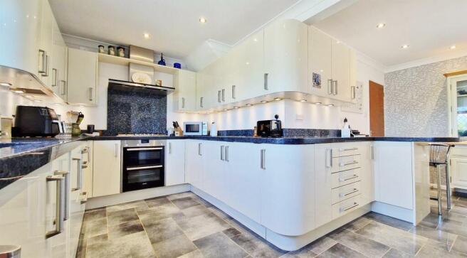 Kitchen (L shaped)
