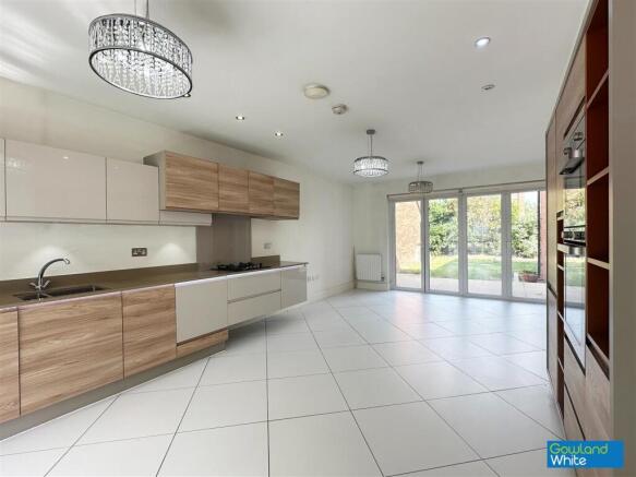 5 bed Detached to rent Image 2