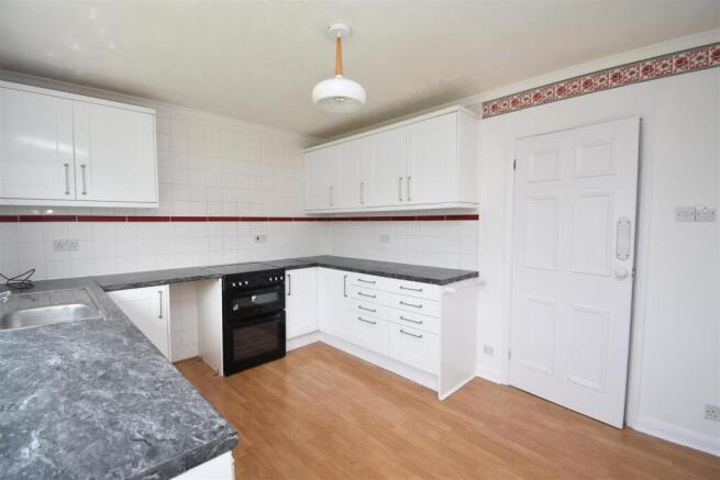 3 bed Detached Bungalow to rent Image 4