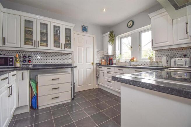 8 Cumberland Way Kitchen a.jpg