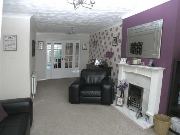 LOUNGE / DINING ROOM