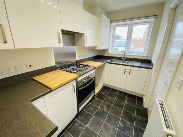 2 bed Semi-Detached to rent Image 4