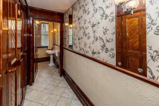 6 bed Detached for sale Image 11